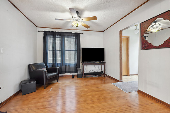 852 Wheelock Ave E (1)